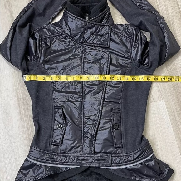 Lululemon pedal power Peplum jacket - Picture 7 of 7